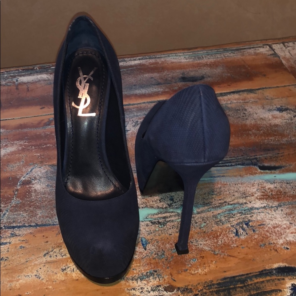 Yves Saint Laurent size 7 blue pumps